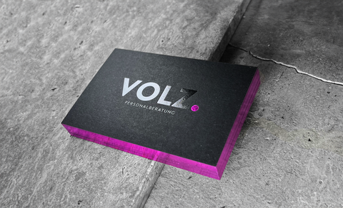 Schwarze Premium Visitenkarte aus Colorplan Ebony Black mit pinker Heißfolienprägung und Folienschnitt in Luxor 360