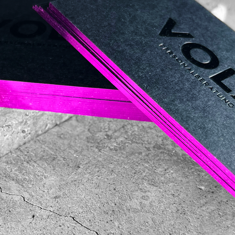 Visitenkarten mit Folienprägung auf Colorplan mit Goldrand.