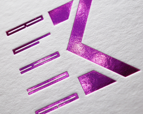 Hochwertige Visitenkarten miot tiefer Preagung auf Colorplan-Papers