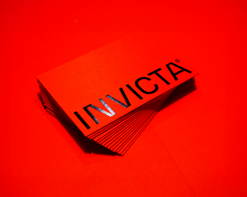 Visitenkarten mit Offsetdruck kaschiert und geprägt in schwarz und mit einem Farbschnitt