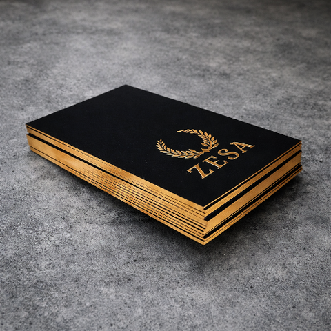 Schwarze Visitenkarten mit prägung in Rosegold und Goldschnitt in Rosegold. Exklusiv