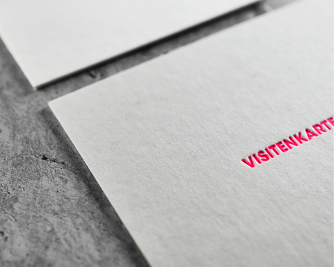 Exklusive Visitenkarten auf Colorplan Prstine White und Heissfolienprägung in Foico-NEON Pink
