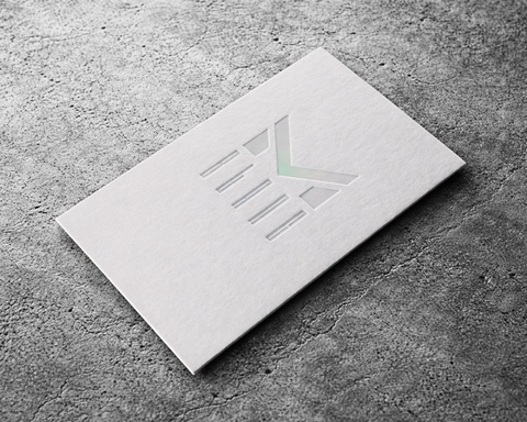 Transparente Laser-Heißfolienprägung auf mattem Colorplan Pristine White 700g Feinstpapier mit glasklarer Prägung.