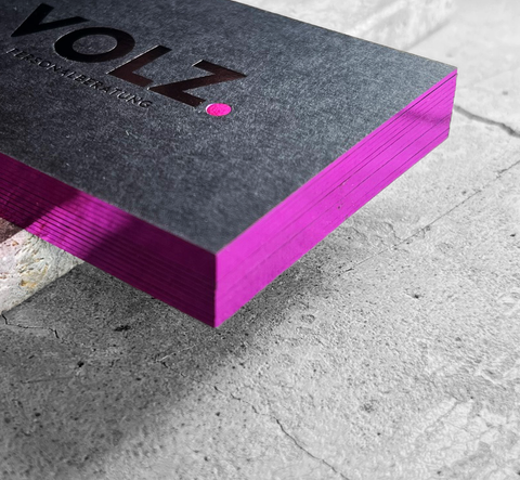 Hochwertige Visitenkarten aus Colorplan Ebony Black mit schwarzer Glanzfolie und Luxor 360 Pink auf 700 g Naturpapier