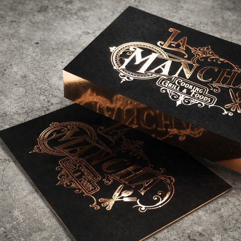 Visitenkarten in schwarz mit Heissfolienprägung in Kupfer und Folienfarbschnitt.