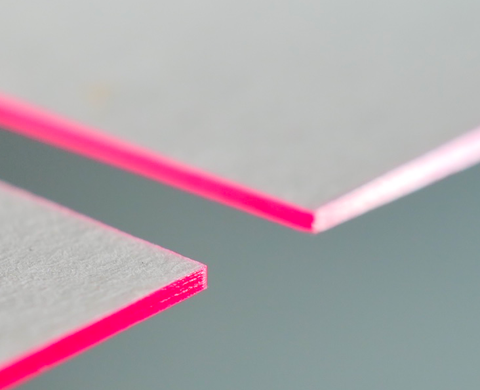 Viistenkarten mit einem Folien-Farbschnitt in Neon von Foilco