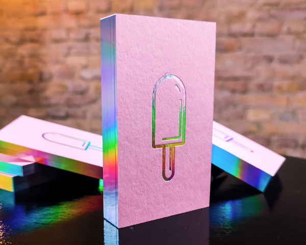 Viistenkarten aus Colorplan Papier mit einem Folienschnitt und Heissfolienprägung in Laser.