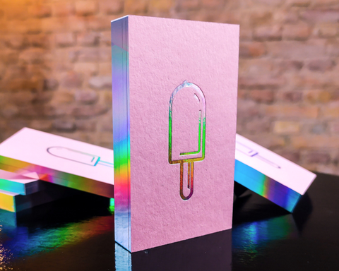Viistenkarten aus Colorplan Papier mit einem Folienschnitt und Heissfolienprägung in Laser.