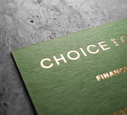 Goldgeprägte Visitenkarte auf Colorplan