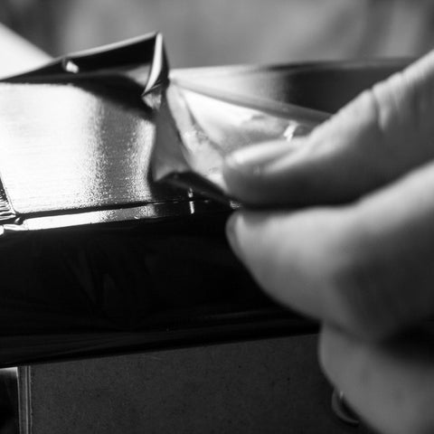 Wie Visitenkarten mit einem Goldschnitt oder Folienschnitt hertsgestellt wird seht ihr hier.