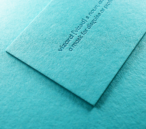 Hochwertige Visitenkarten mit Letterpress und Blindprägung, Hochprägung auf Colorplan mit NFC-Chip