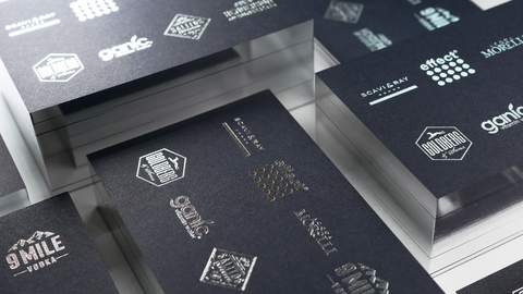 Visitenkarten mit Heissfolienprägung in Silber und Silberschnitt auf Gmund Papier Gmund BEE. Exklusiver Silberschnitt und Prägung