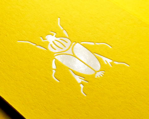 Visitenkarten mit weißer Heissfolienprägung/Preagedruck auf Factory Yelloy von Colorplan in 700 g