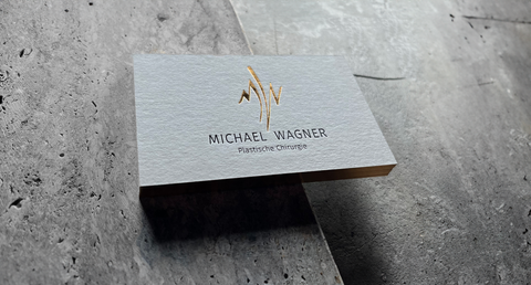 Exklusive Visitenkarte aus Colorplan Pale Grey mit Luxor 397 Heißfolienprägung