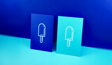 Exklusive Visitenkarten aus mattem Colorplan Feinstpapier mit glänzender Heißfolienprägung aus einer traditionellen Druckmanufaktur.